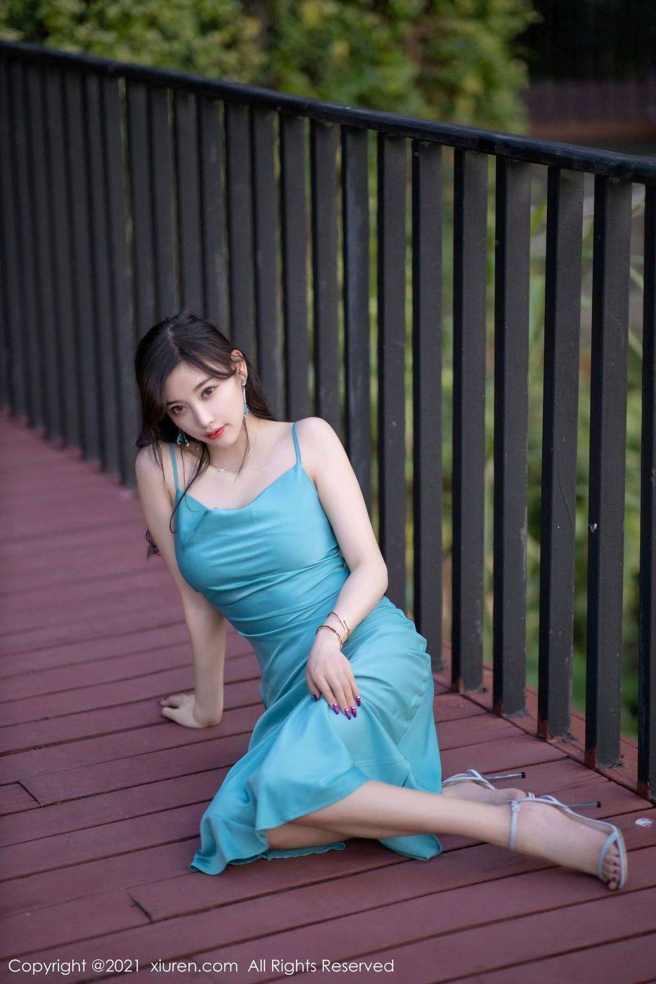 秀人网性感女神杨晨晨sugar典雅素色吊裙丝袜美腿系列写真