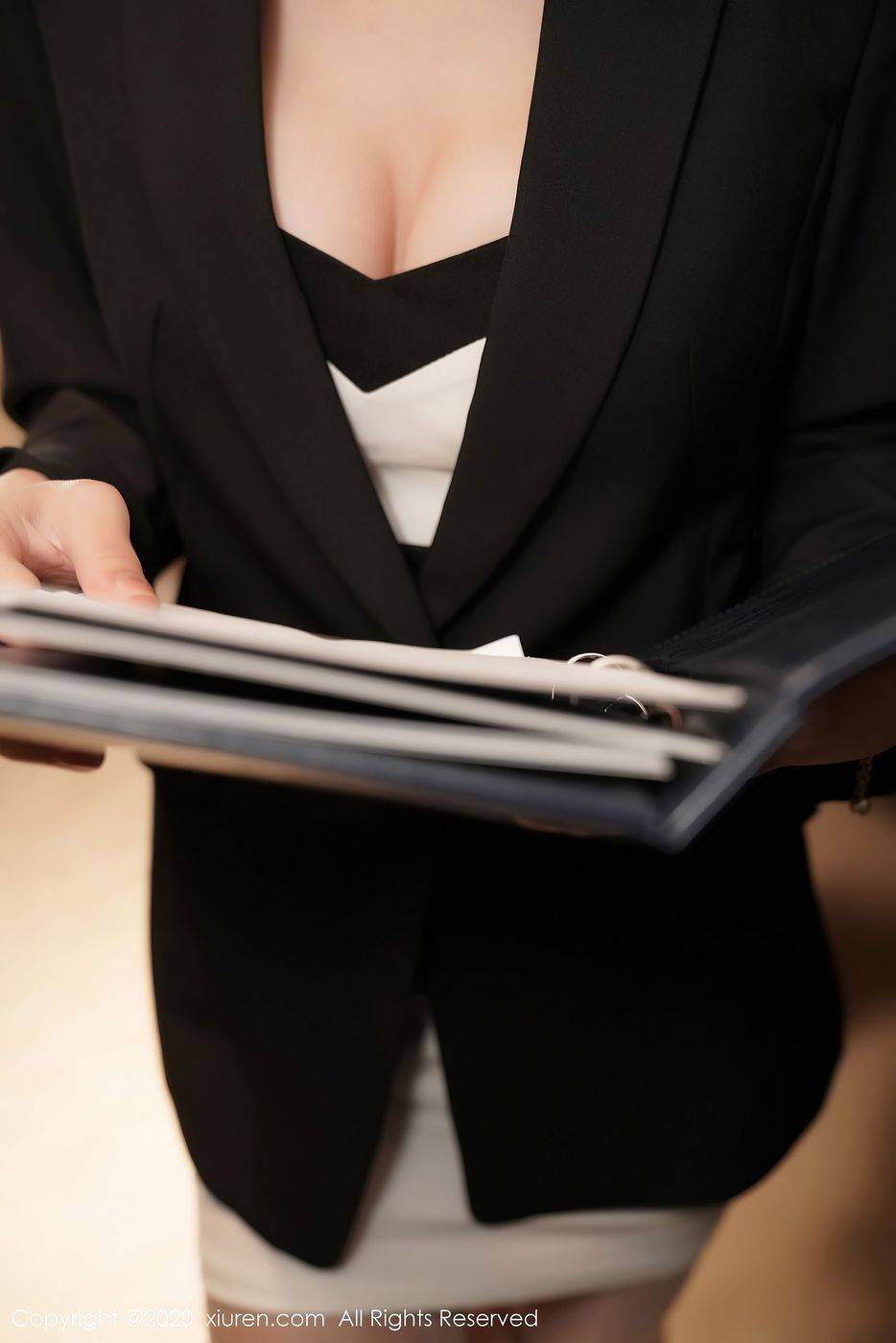 秀人网性感女神周于希Sandy魔鬼身材职场OL黑丝剧情系列写真-22