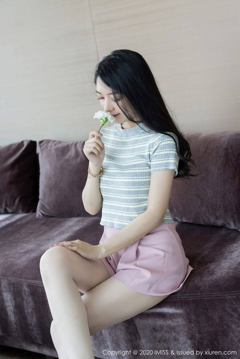 爱蜜社性感女神Angela小热巴靓丽车拍与丝袜美腿车拍写真-9