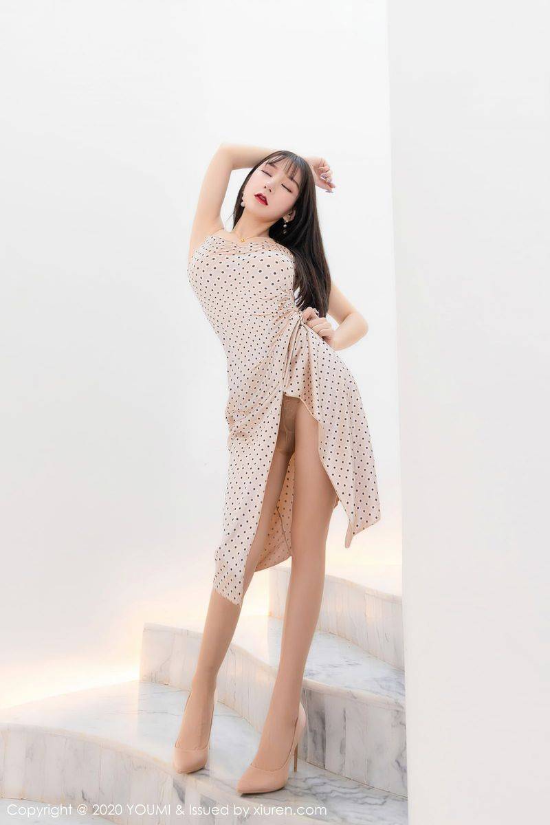 尤蜜荟性感女神周于希Sandy吊带丝质长裙丝袜美腿大理旅拍-3