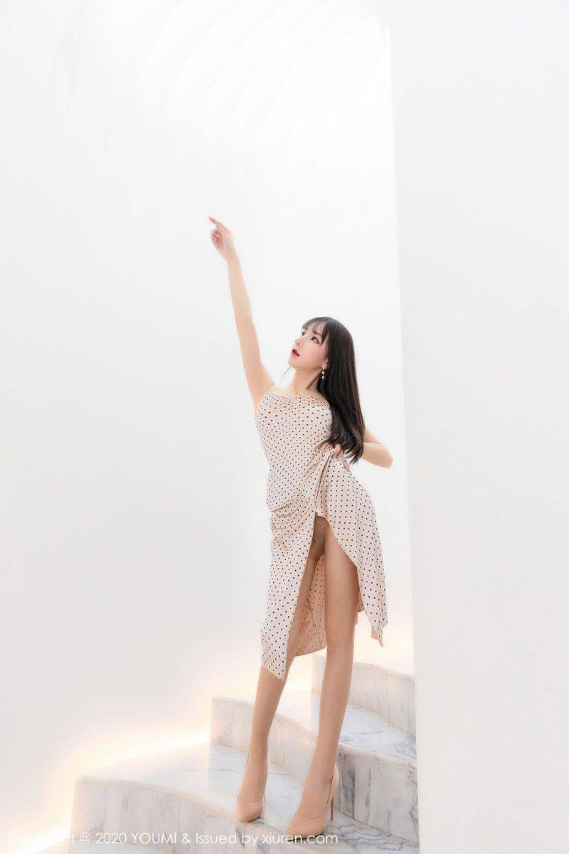 尤蜜荟性感女神周于希Sandy吊带丝质长裙丝袜美腿大理旅拍-52