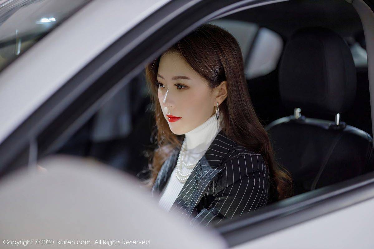 秀人网美女模特杨紫嫣Cynthia职场女老板装扮主题系列写真