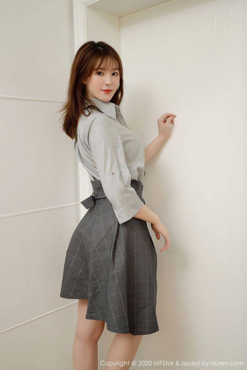 模范学院美女模特yoo优优灰色职场OL制服诱惑系列四川旅拍-22