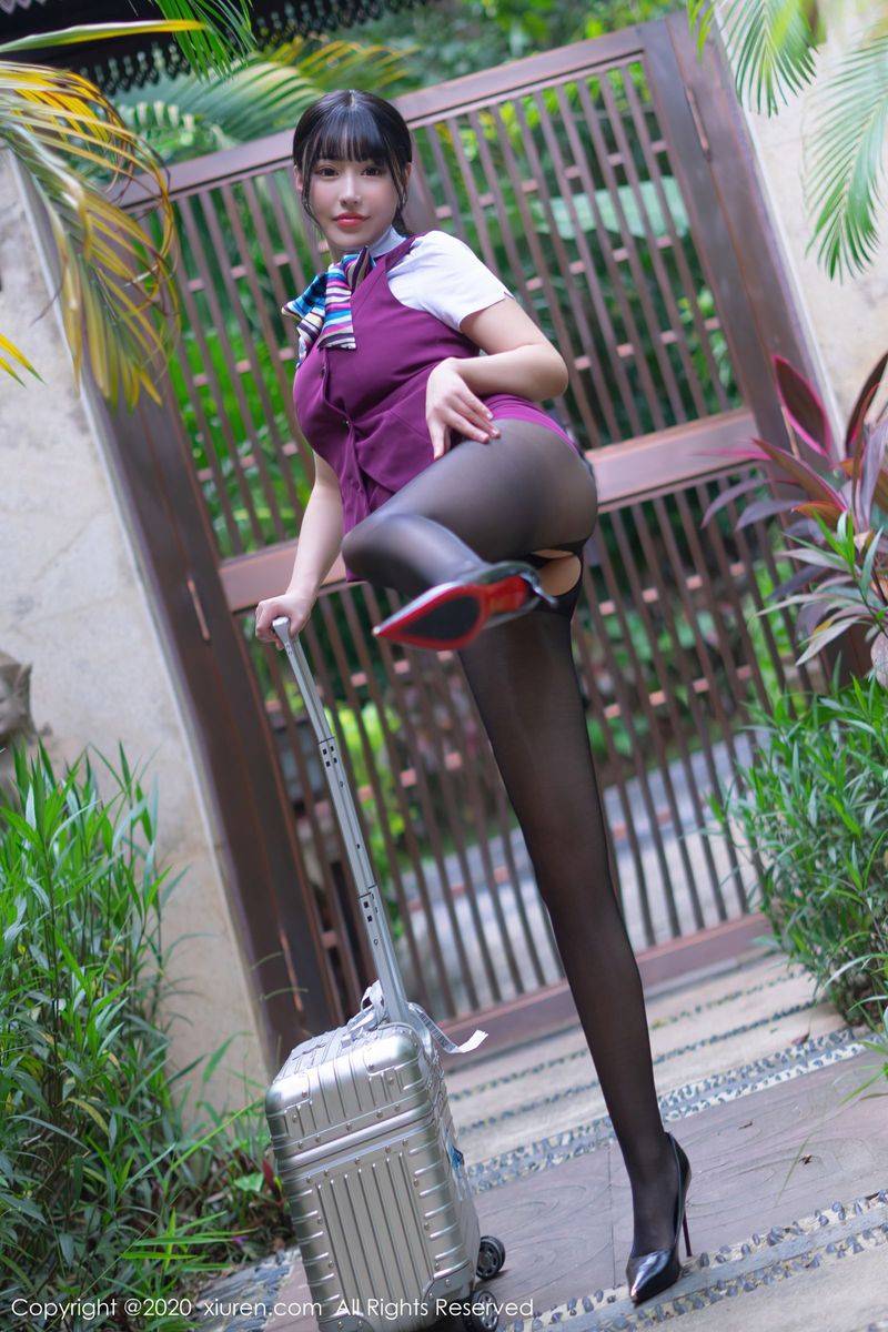 秀人网性感女神Flower朱可儿黑丝美腿空姐制服西双版纳旅拍-7