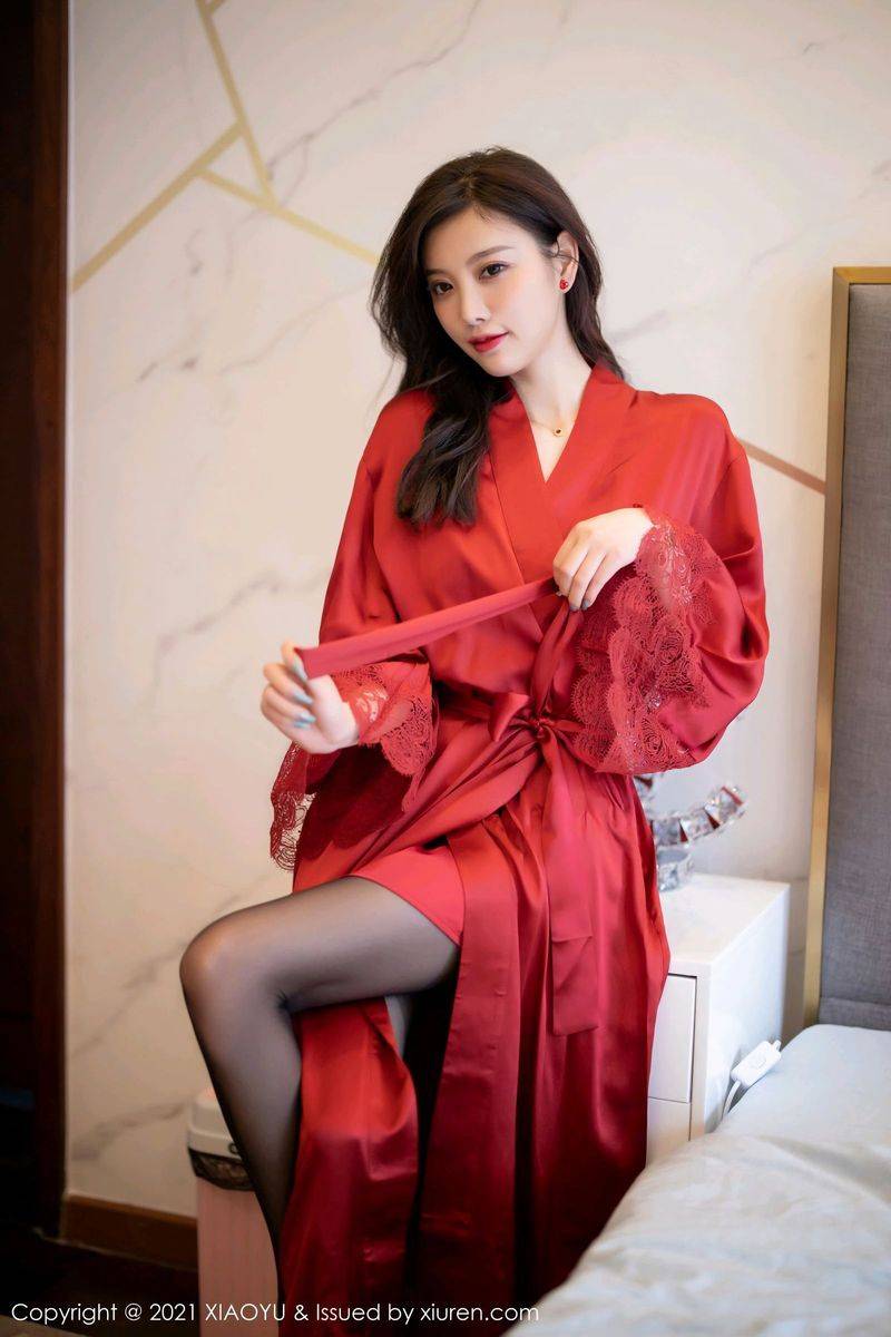 语画界性感女神杨晨晨sugar鲜艳红色蕾丝大衣与黑丝美腿写真