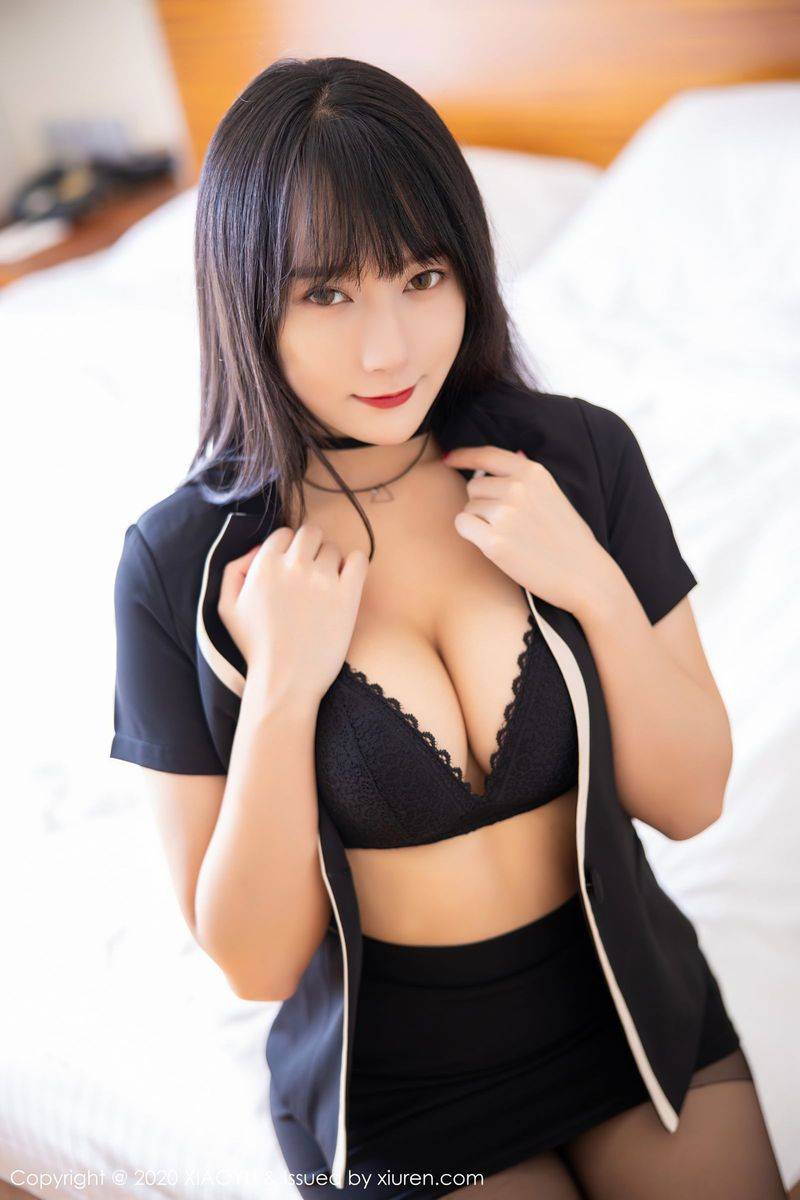 语画界美女模特何嘉颖黑丝美腿职场OL制服诱惑系列性感写真-65