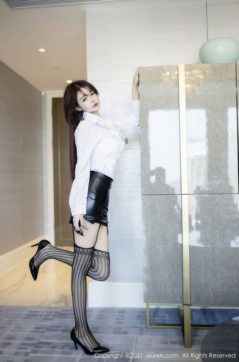 秀人网新人模特南初妹妹白衬衫黑丝美腿职场OL系列性感写真-3