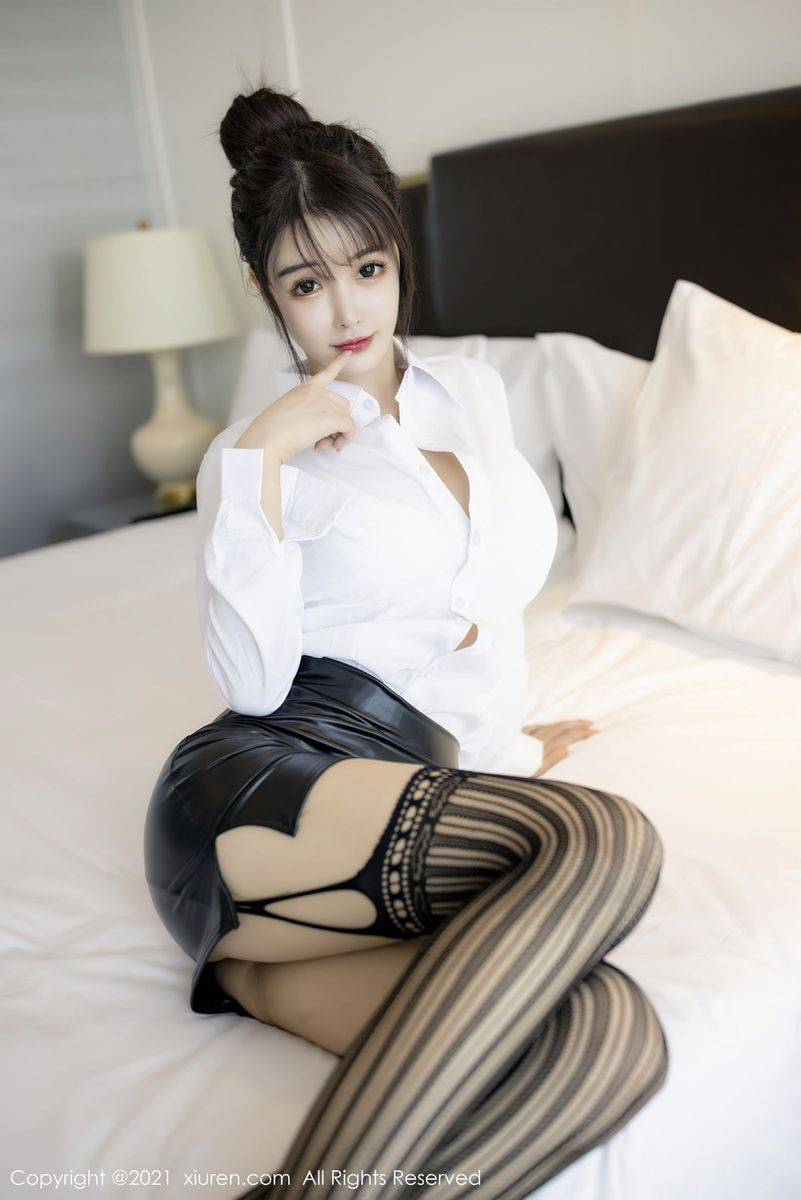 秀人网新人模特南初妹妹白衬衫黑丝美腿职场OL系列性感写真-37
