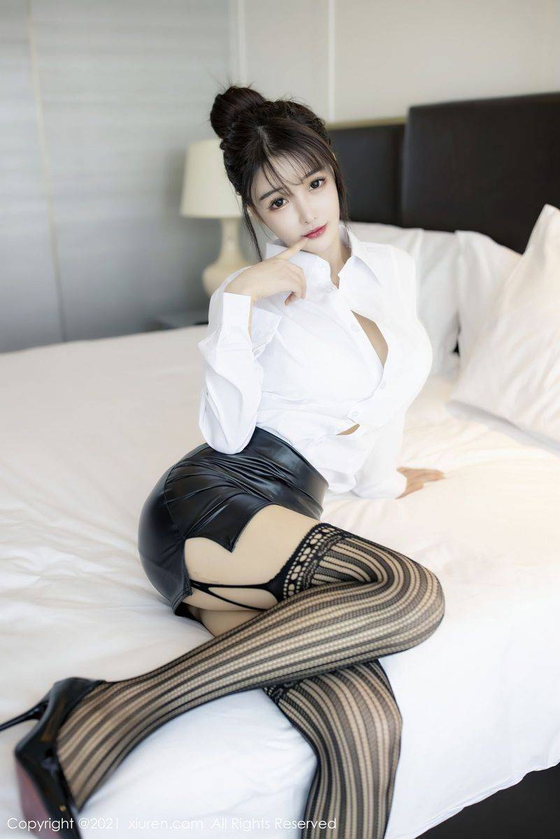 秀人网新人模特南初妹妹白衬衫黑丝美腿职场OL系列性感写真-35