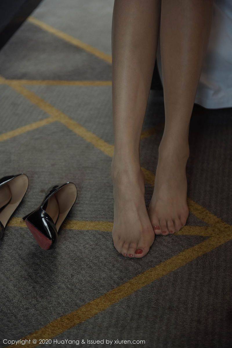 花漾Show美女模特陈一涵典雅吊裙丝袜秀腿御姐姿态系列写真-38