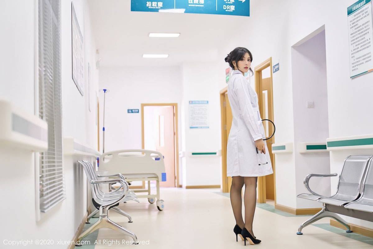 秀人网性感女神韩静安黑丝美腿白色护士制服魅惑主题写真-2