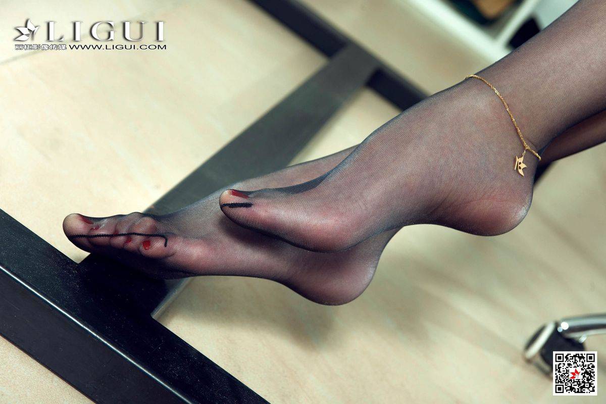 网络丽人丽柜兔子黑丝美腿+内衣诱惑职场OL装扮性感写真-71