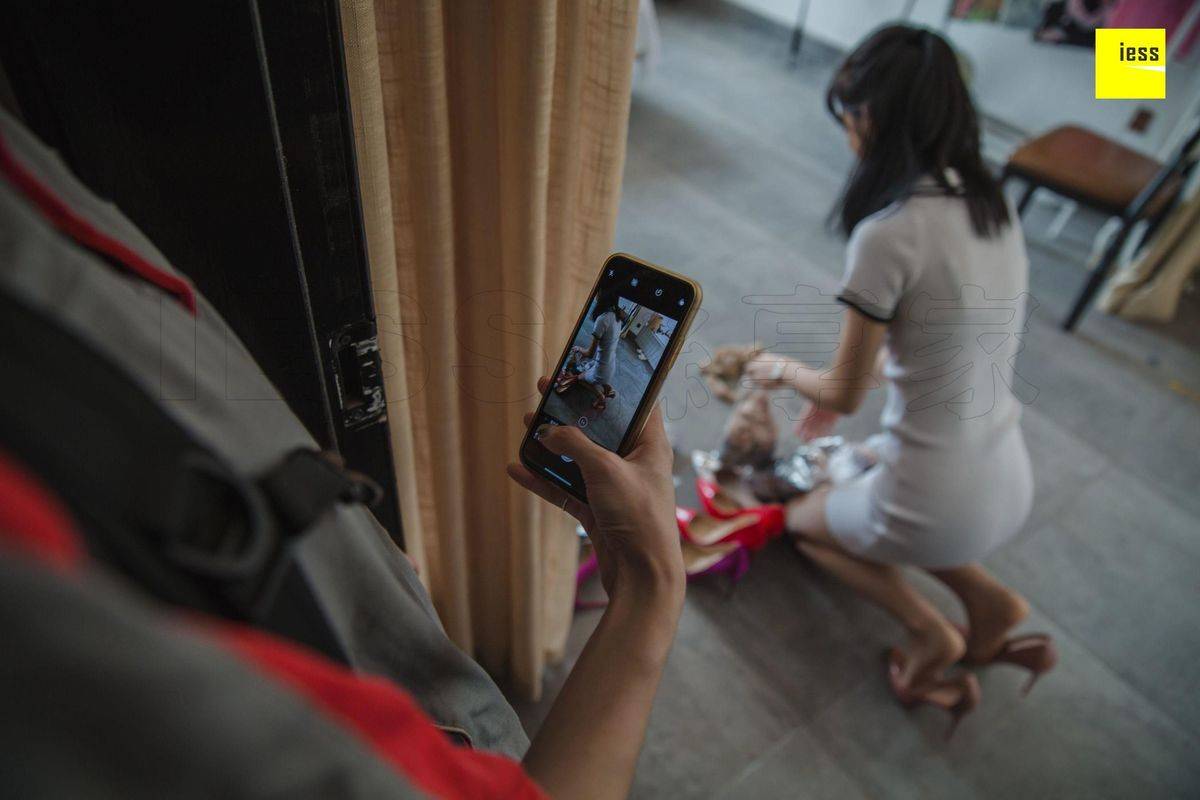 IESS异思趣向美女模特姗姗快递小哥与美女店主丝袜系列套图-58