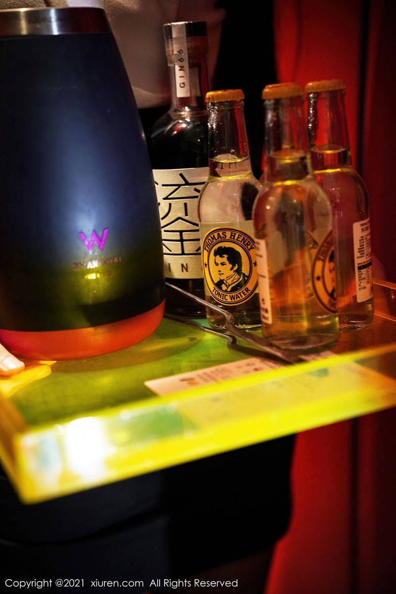 秀人网性感女神葛征Model酒店服务员送酒剧情系列江浙沪旅拍-11