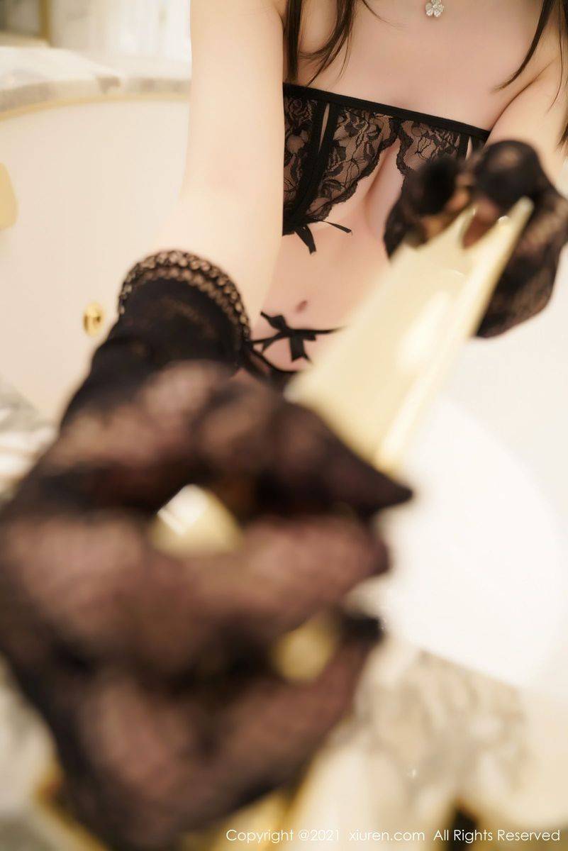 秀人网美女模特糯美子Mini镂空内衣&童颜欧派身材澳门旅拍-59