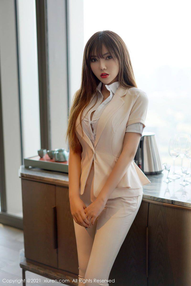 秀人网美女模特萌汉药baby白色职业装干练系列江浙沪旅拍