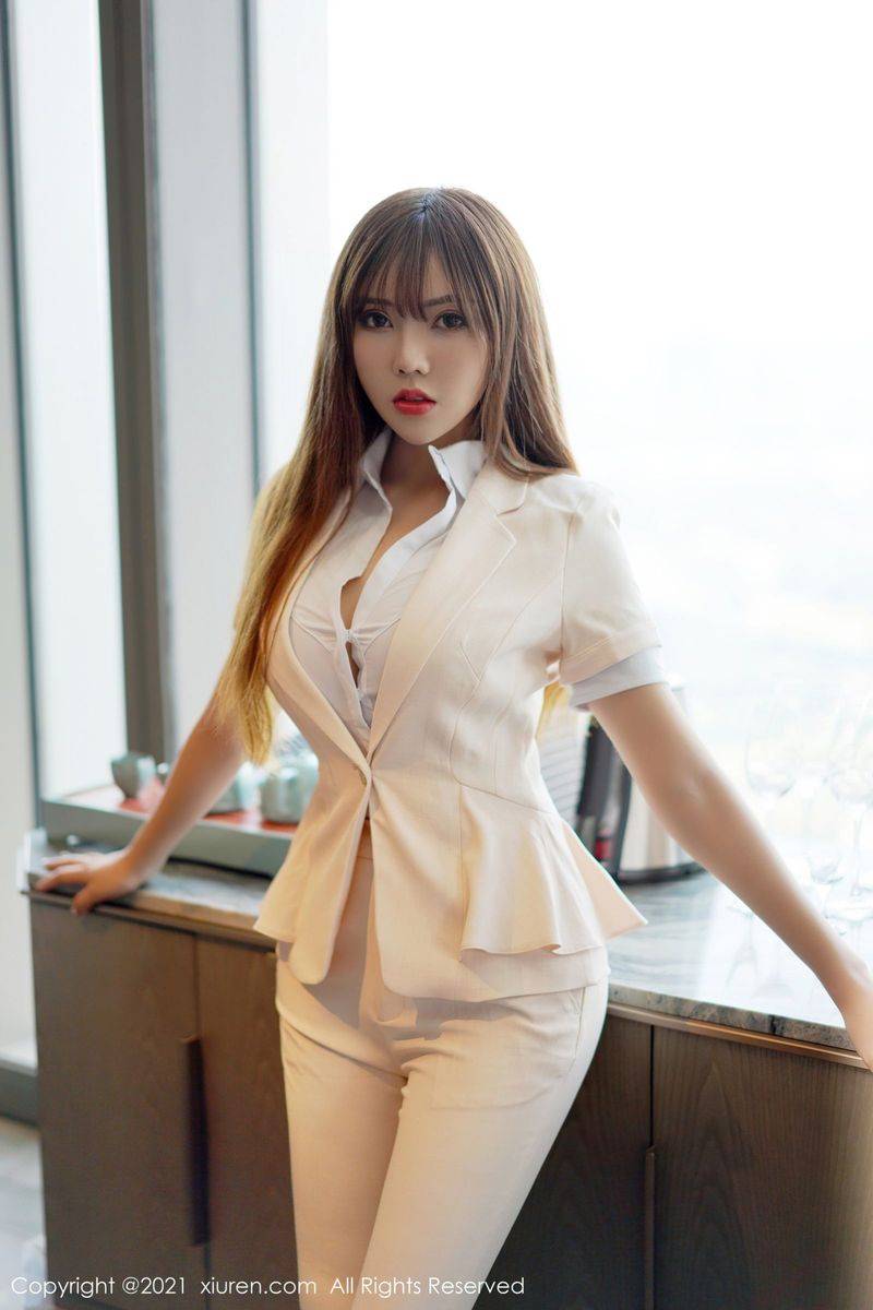 秀人网美女模特萌汉药baby白色职业装干练系列江浙沪旅拍-19