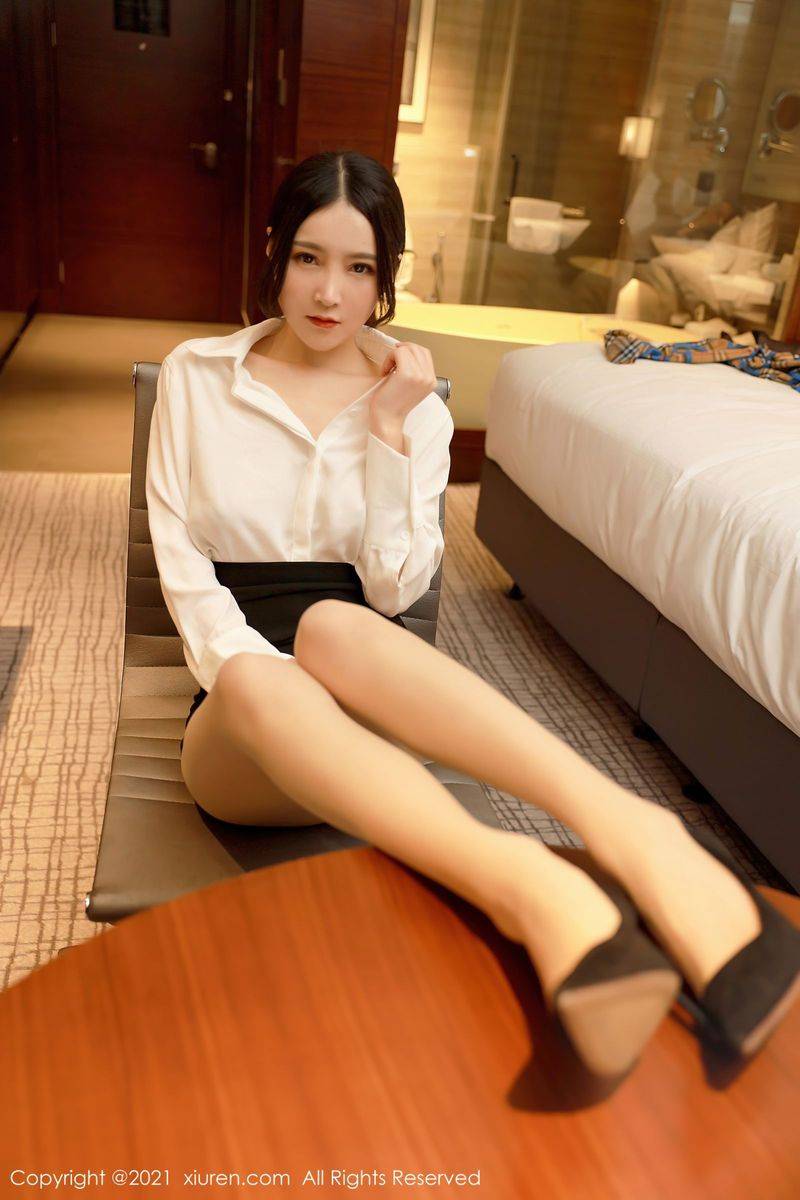 秀人网新人模特林煊煊白衬衫黑短裙职场秘书OL系列首套写真-12