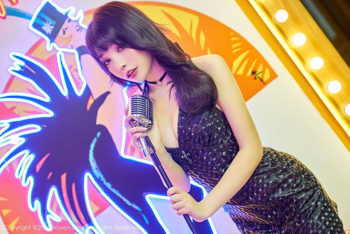 秀人网性感女神芝芝Booty丝袜秀腿&黑色吊裙台球女郎套图-8