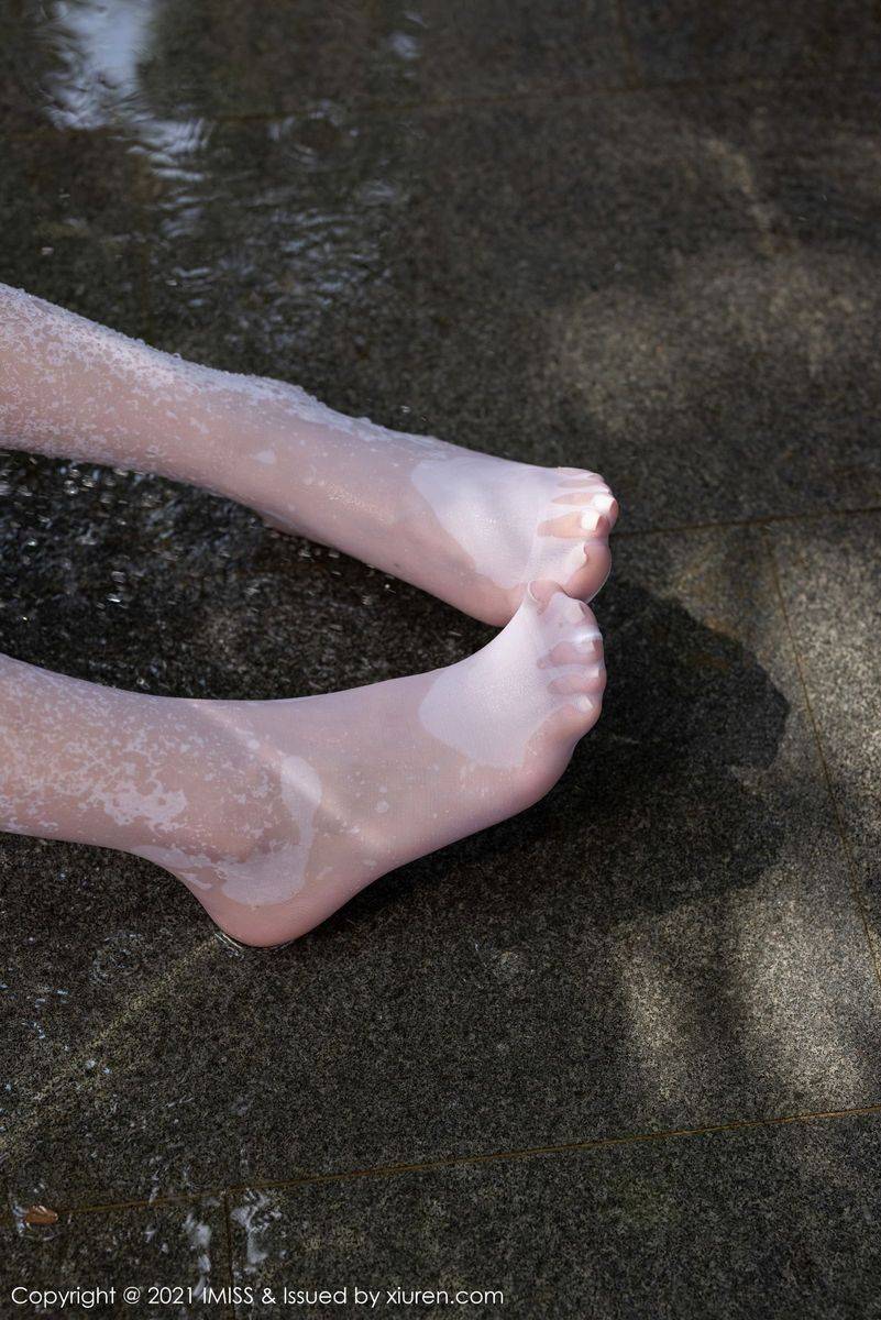 爱蜜社性感女神九月生运动内衣搭配娇柔欲滴户外淋漓写真-21