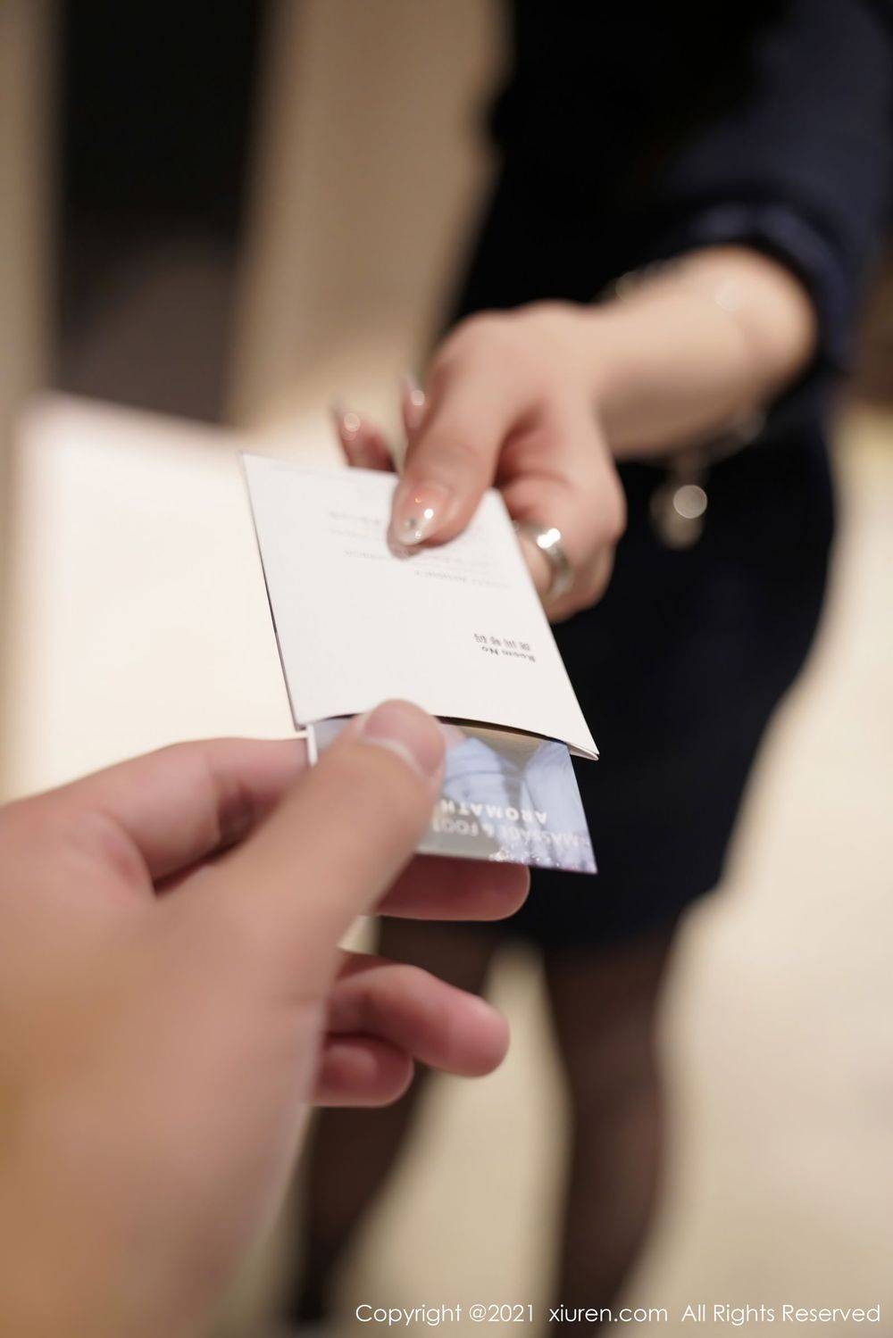 秀人网性感女神玉兔miki黑丝美腿情趣内衣职场OL媚态写真-2