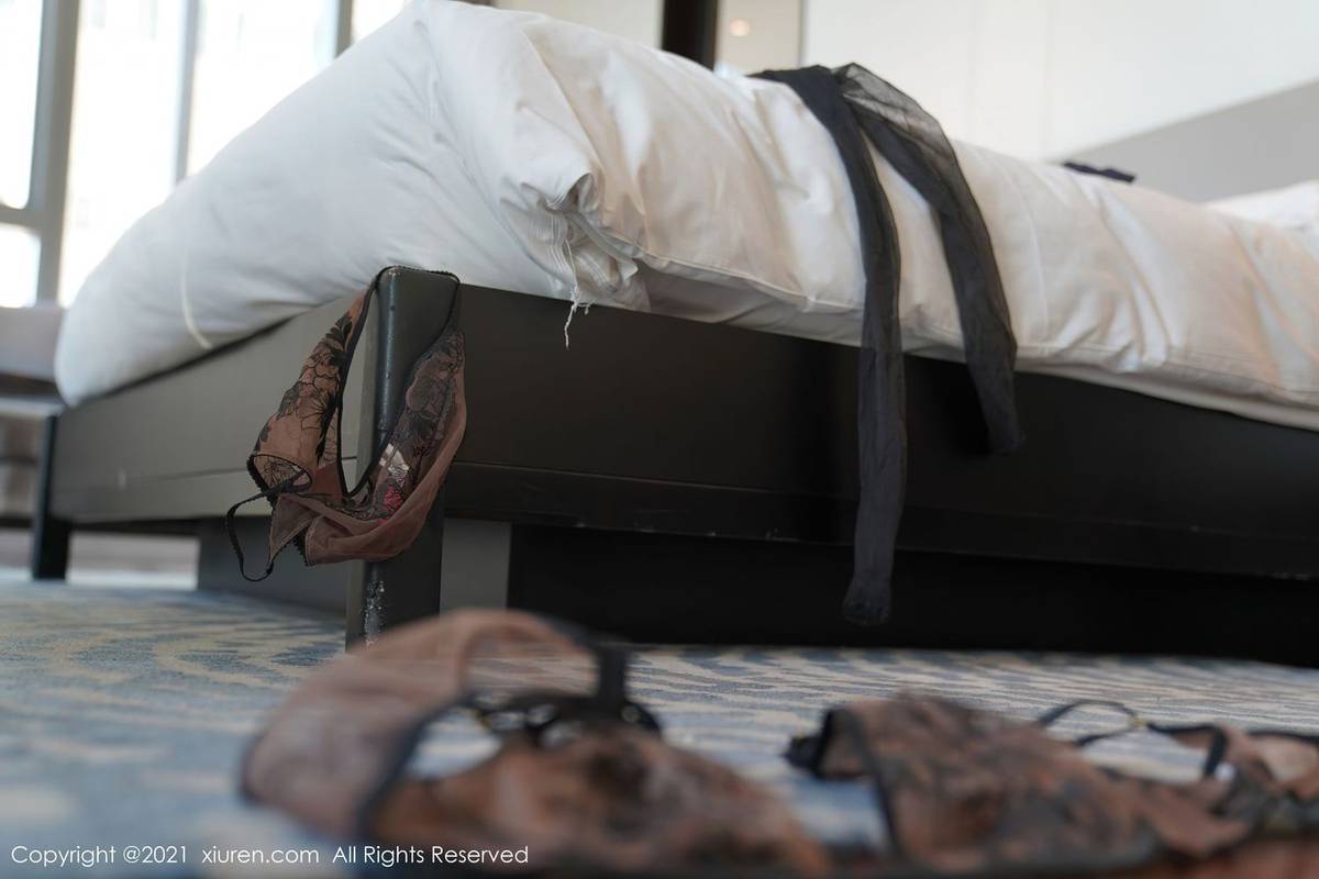 秀人网性感女神玉兔miki黑丝美腿情趣内衣职场OL媚态写真-76