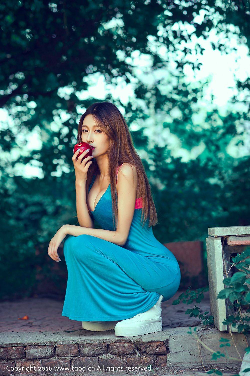 推女神美女模特耿晶素色长裙&圆润翘臀波涛胸涌邂逅写真