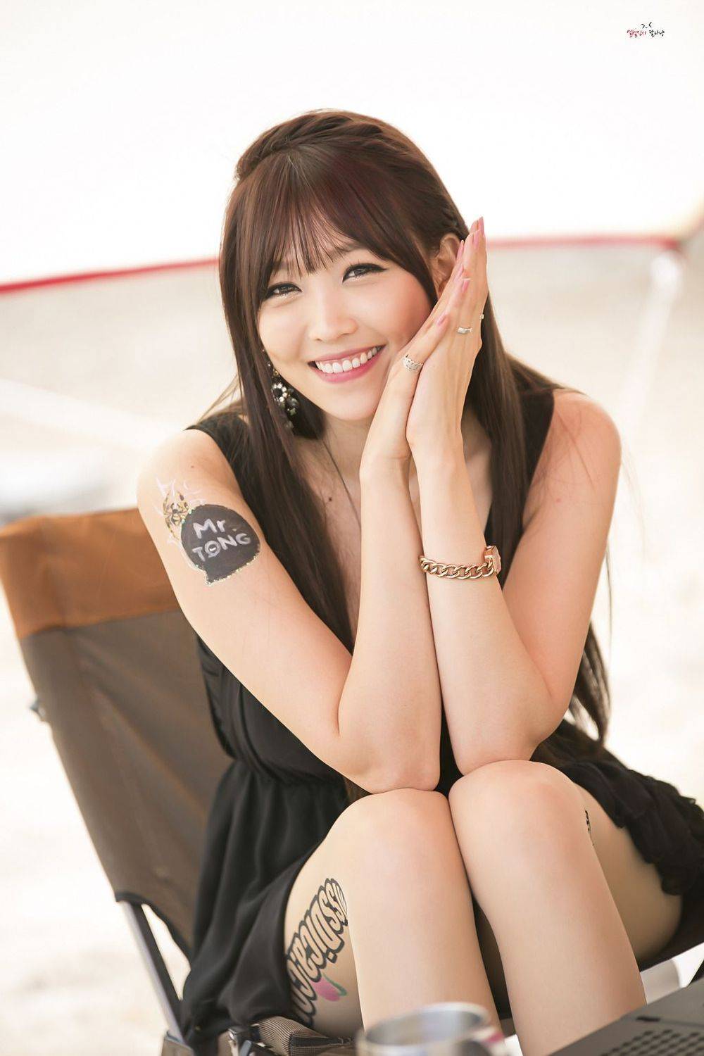 韩国极品车模李恩慧黑色连衣裙&黑直长发户外性感写真-27