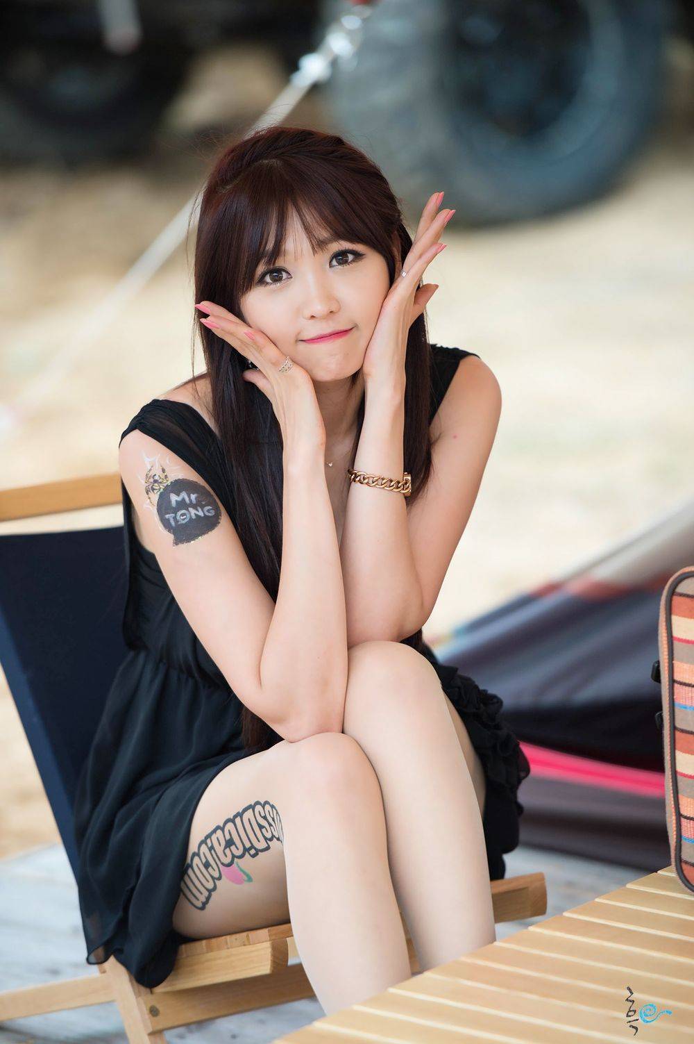 韩国极品车模李恩慧黑色连衣裙&黑直长发户外性感写真-92