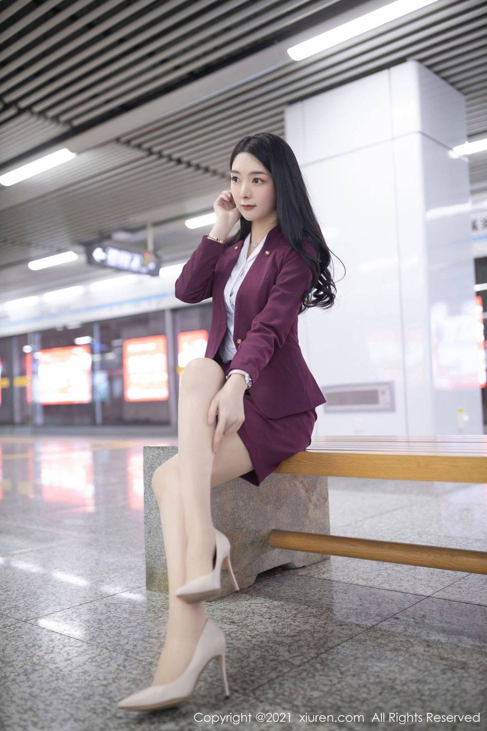 秀人网性感女神Angela小热巴丝袜美腿&酒红色职业装娇媚写真-6