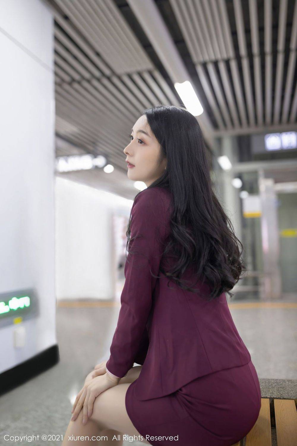 秀人网性感女神Angela小热巴丝袜美腿&酒红色职业装娇媚写真-8