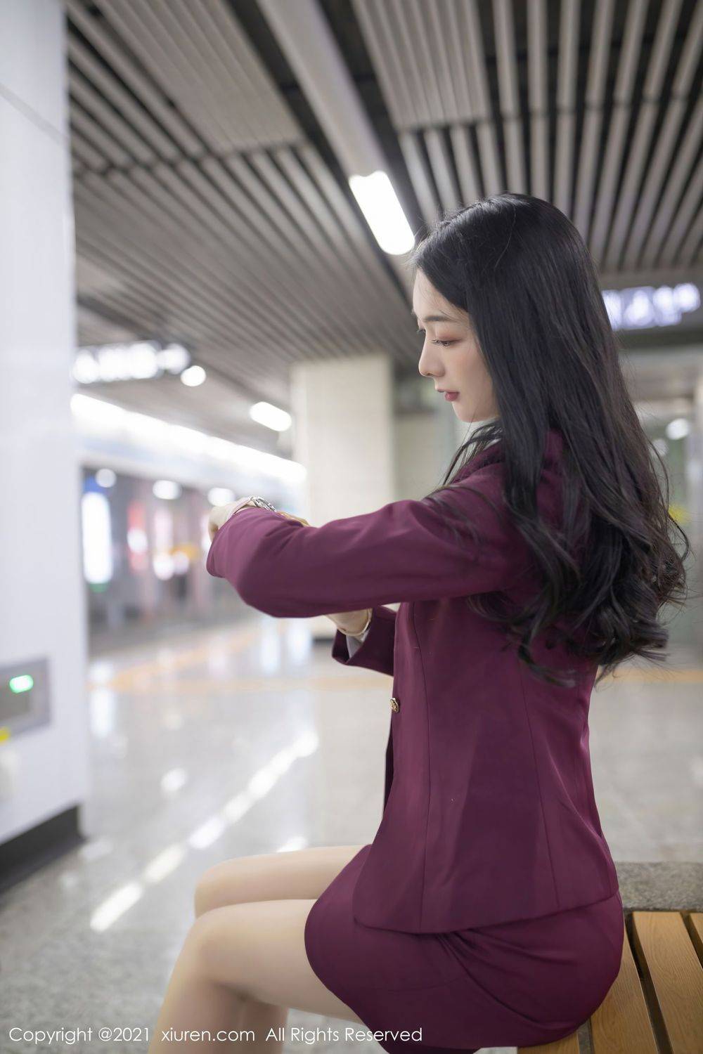 秀人网性感女神Angela小热巴丝袜美腿&酒红色职业装娇媚写真-7