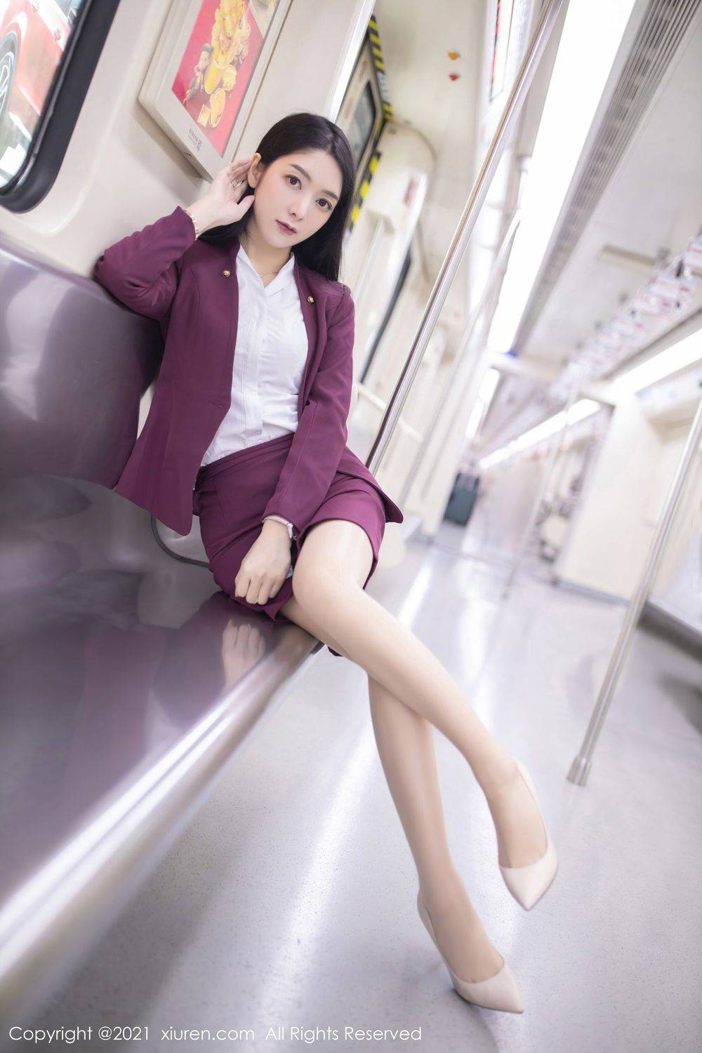 秀人网性感女神Angela小热巴丝袜美腿&酒红色职业装娇媚写真-12