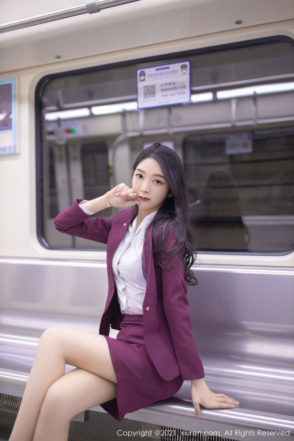 秀人网性感女神Angela小热巴丝袜美腿&酒红色职业装娇媚写真-15