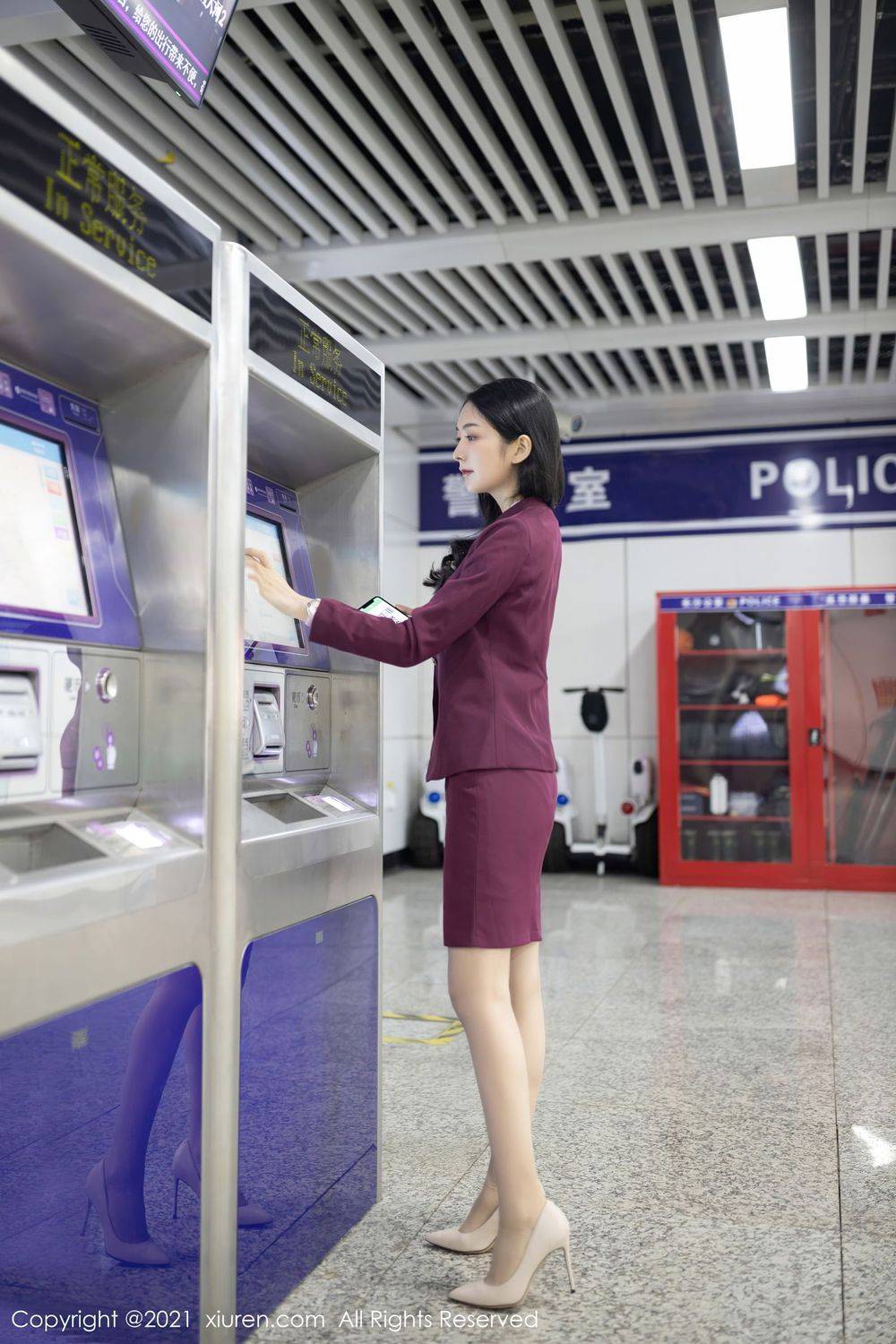 秀人网性感女神Angela小热巴丝袜美腿&酒红色职业装娇媚写真-19