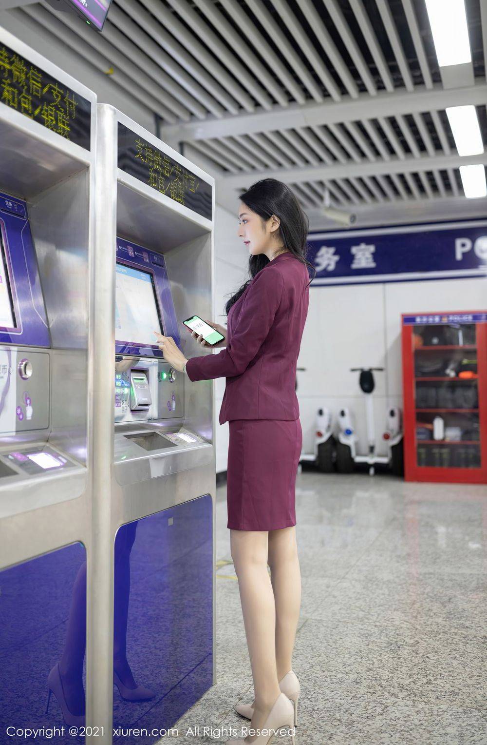 秀人网性感女神Angela小热巴丝袜美腿&酒红色职业装娇媚写真-18