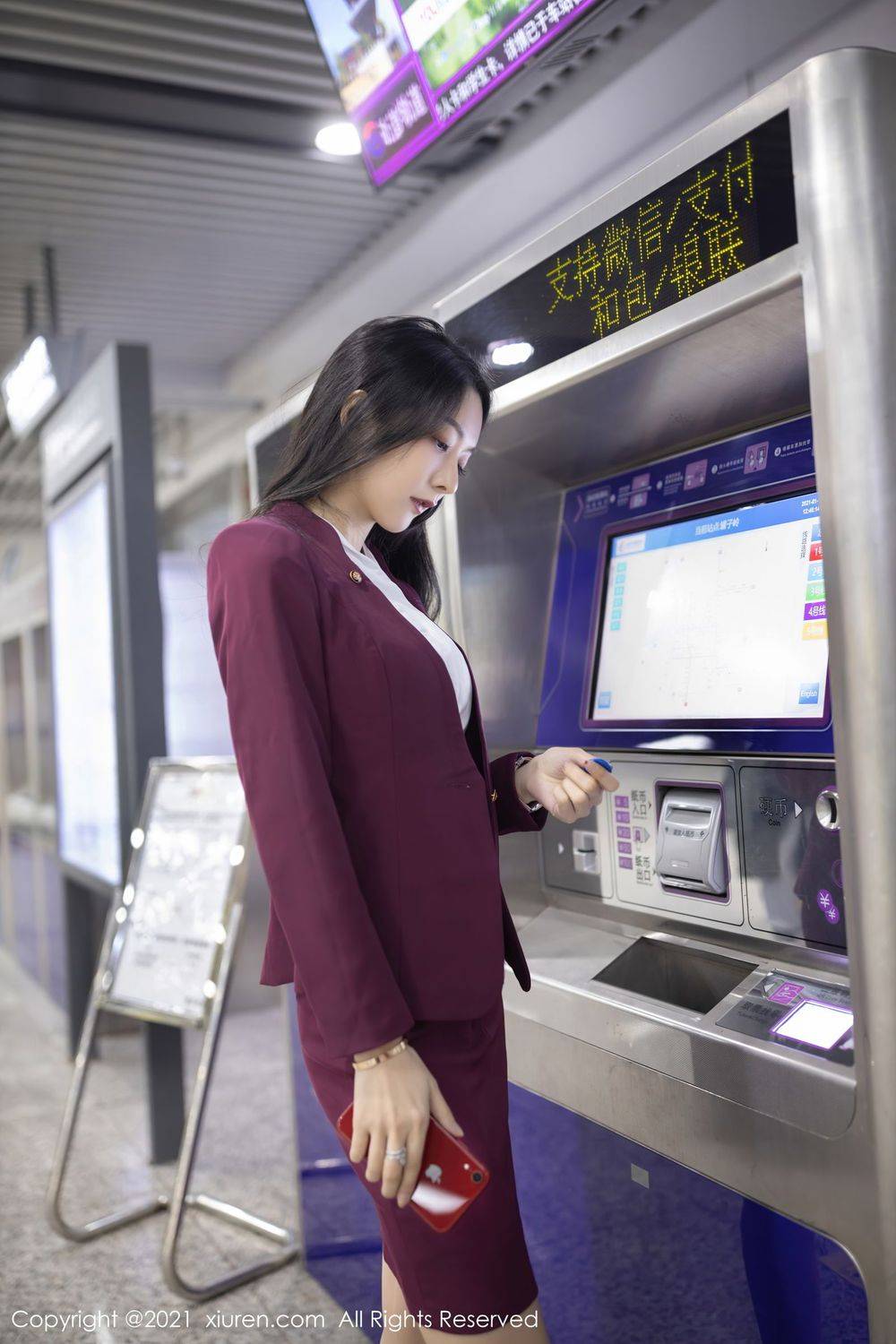 秀人网性感女神Angela小热巴丝袜美腿&酒红色职业装娇媚写真-20