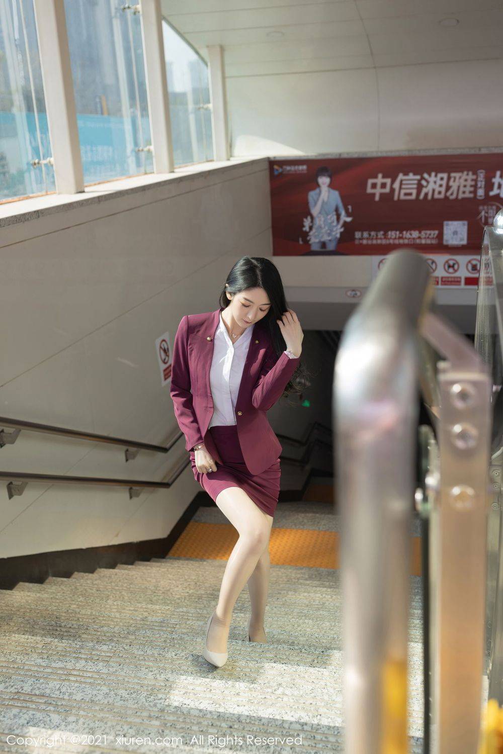 秀人网性感女神Angela小热巴丝袜美腿&酒红色职业装娇媚写真-26