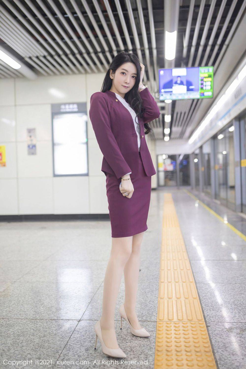 秀人网性感女神Angela小热巴丝袜美腿&酒红色职业装娇媚写真-23