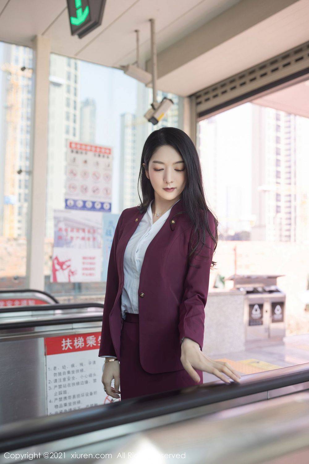 秀人网性感女神Angela小热巴丝袜美腿&酒红色职业装娇媚写真-25