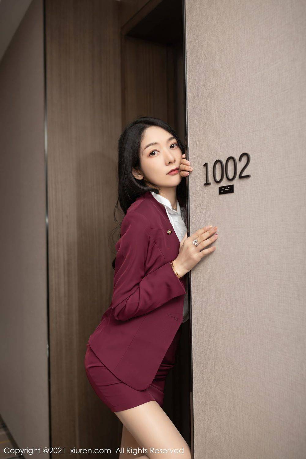 秀人网性感女神Angela小热巴丝袜美腿&酒红色职业装娇媚写真-31