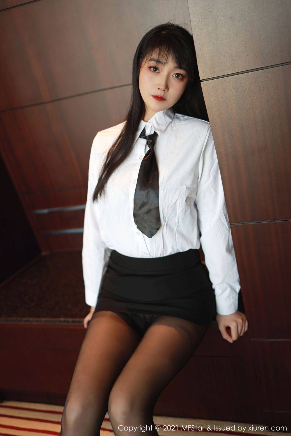 模范学院新人模特锅包又you白衬衫黑短裙职场OL系列首套写真-2