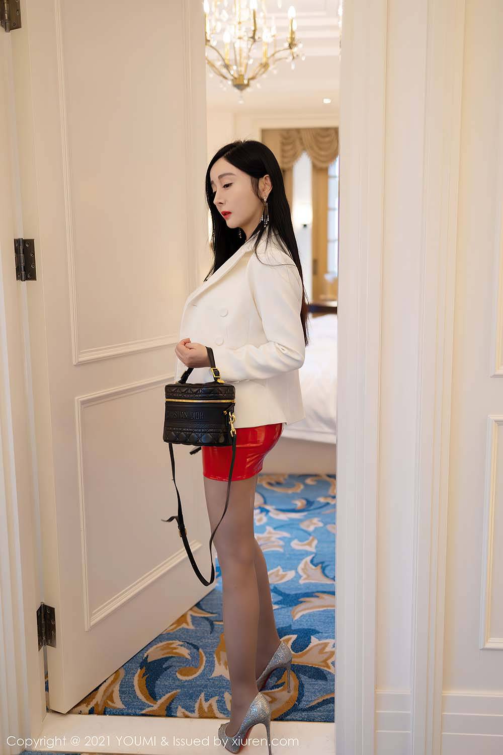 尤蜜荟美女模特允薾猩红皮裙与镂空内衣丝袜系列厦门旅拍-11