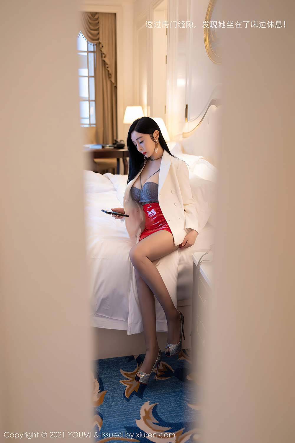 尤蜜荟美女模特允薾猩红皮裙与镂空内衣丝袜系列厦门旅拍-12