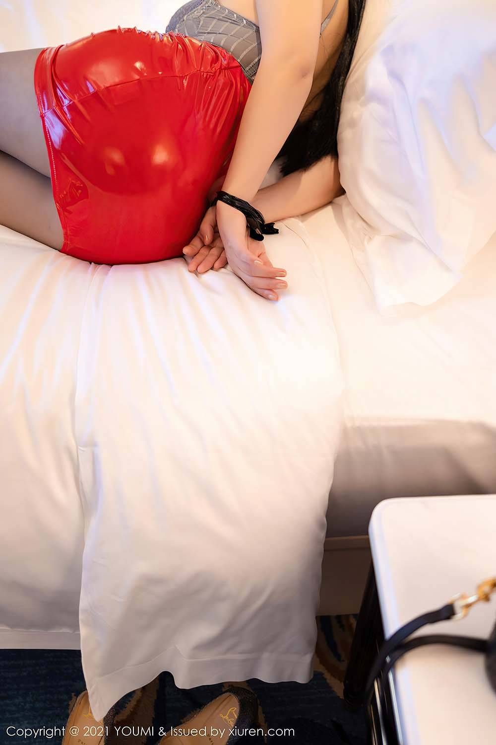 尤蜜荟美女模特允薾猩红皮裙与镂空内衣丝袜系列厦门旅拍-24