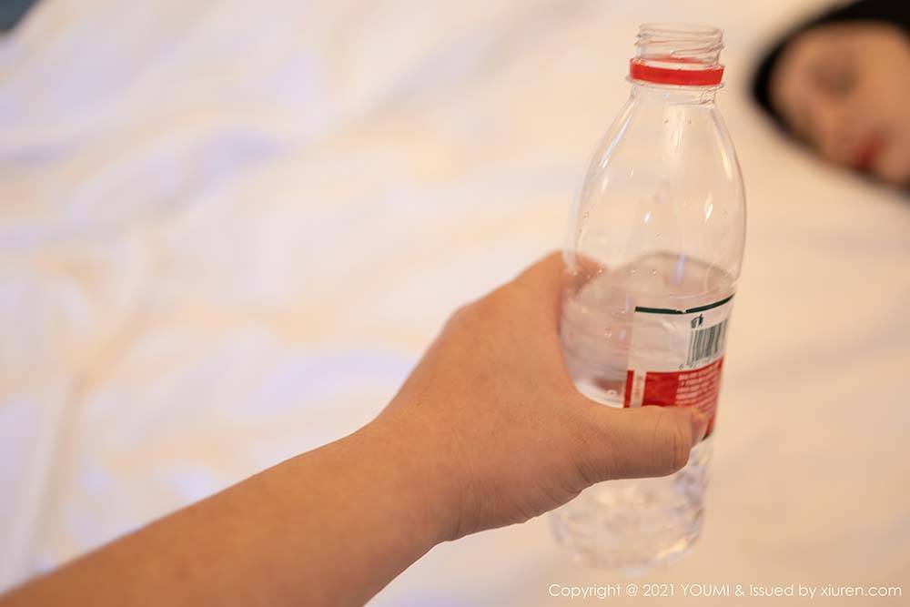 尤蜜荟美女模特允薾猩红皮裙与镂空内衣丝袜系列厦门旅拍-25