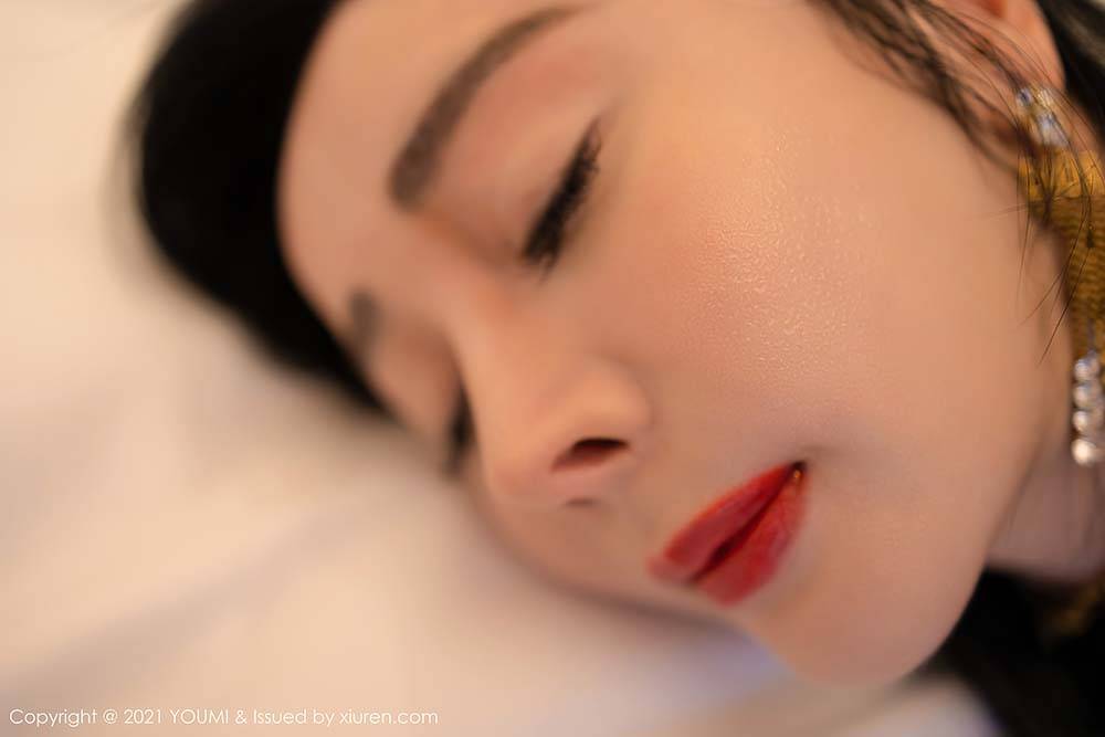 尤蜜荟美女模特允薾猩红皮裙与镂空内衣丝袜系列厦门旅拍-27