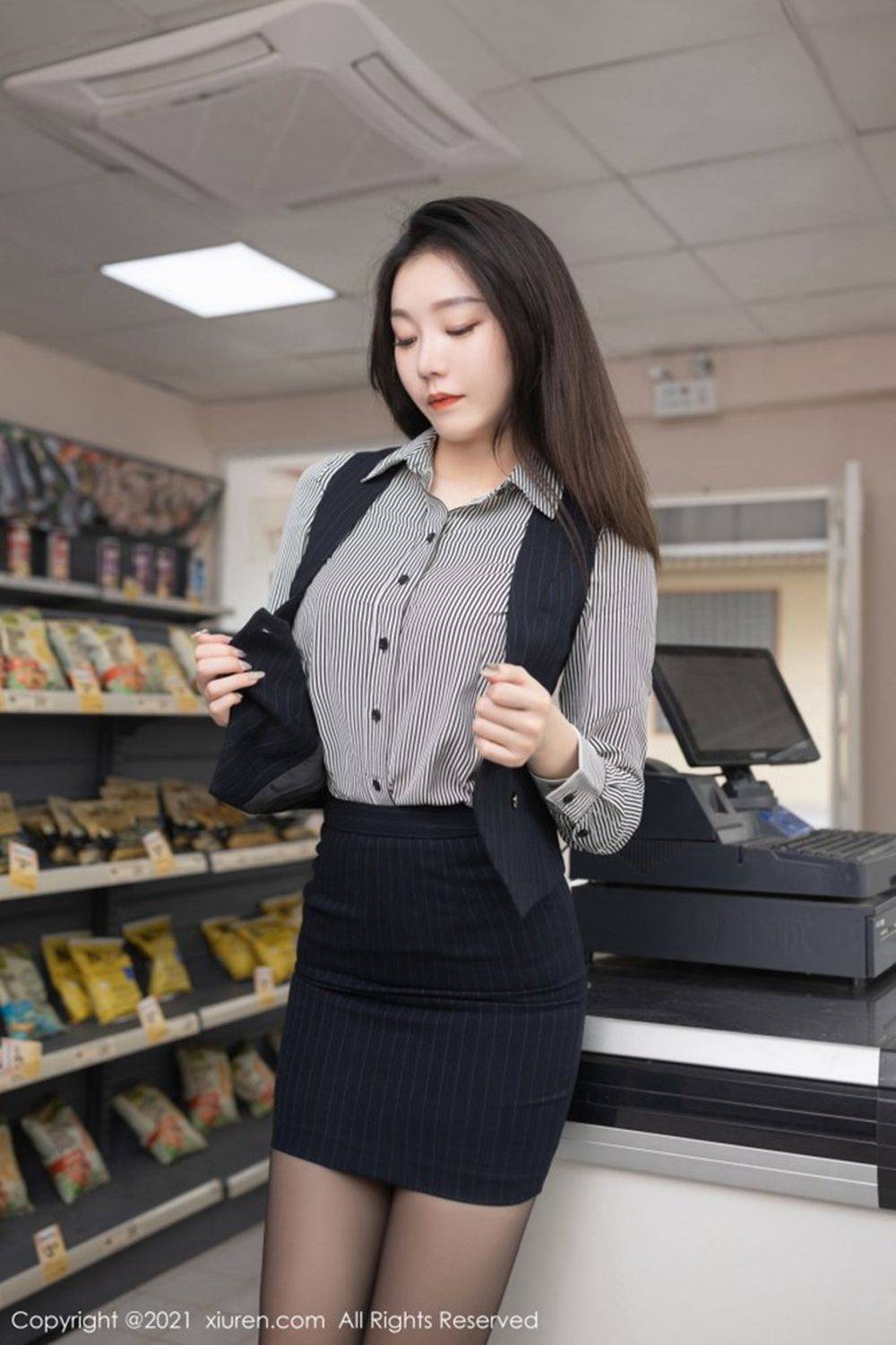 秀人网美女模特安然Maleah条纹衬衫便利店职员黑丝主题写真-3