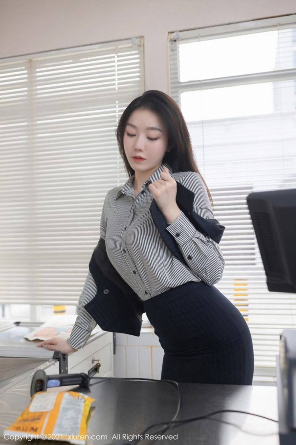 秀人网美女模特安然Maleah条纹衬衫便利店职员黑丝主题写真-5