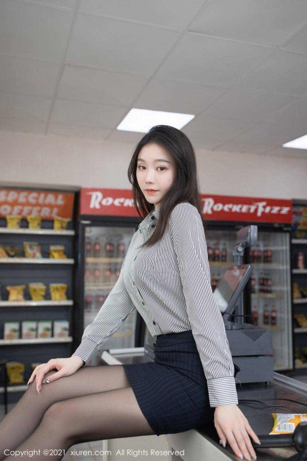 秀人网美女模特安然Maleah条纹衬衫便利店职员黑丝主题写真-12